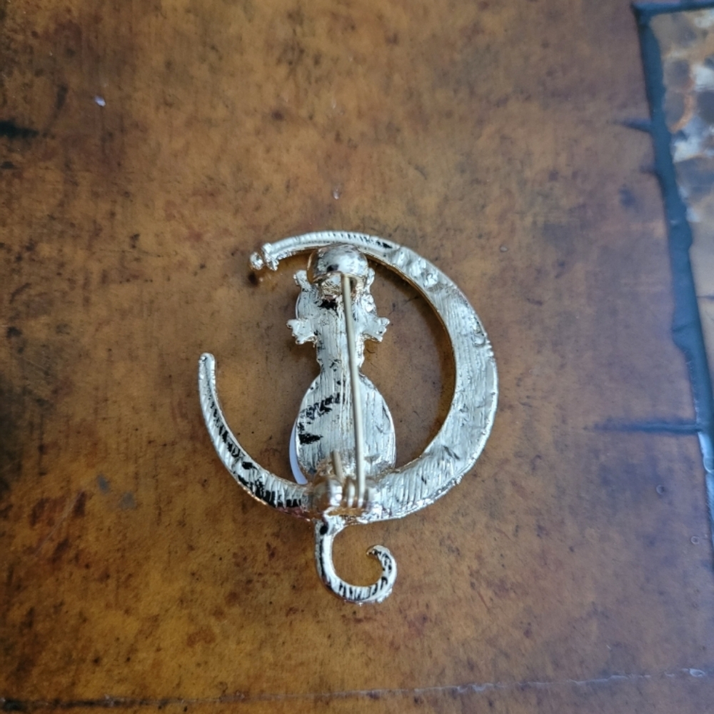 Elegant Silver Cat Brooch - Picture 2 of 2